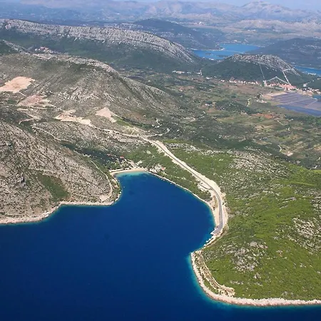 By The Sea Prapratno Ston